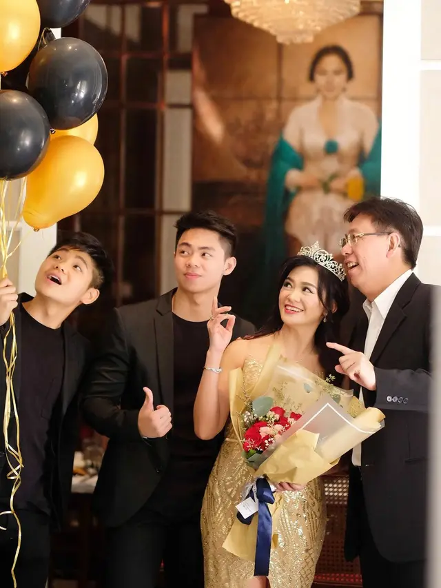 Sempat Viral, Ini 6 Potret Puspa Dewi Nenek Usia 55 Tahun yang Tak Menua