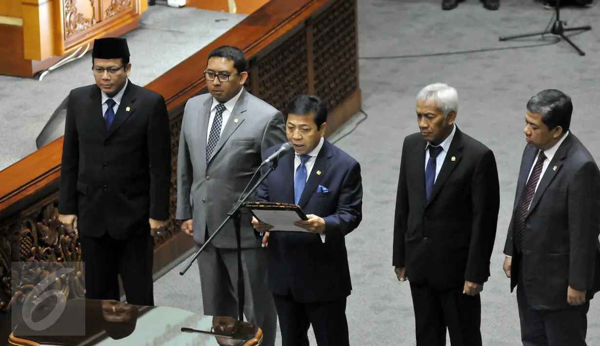 Ketua DPR Setya Novanto (Tengah) bersama sejumlah Wakil Ketua DPR saat Rapat Paripurna ke-13 Masa Persidangan II tahun 2015-2016 di Komplek Parlemen, Jakarta, Selasa (15/12/2015 ). (Liputan6.com/Johan Tallo)