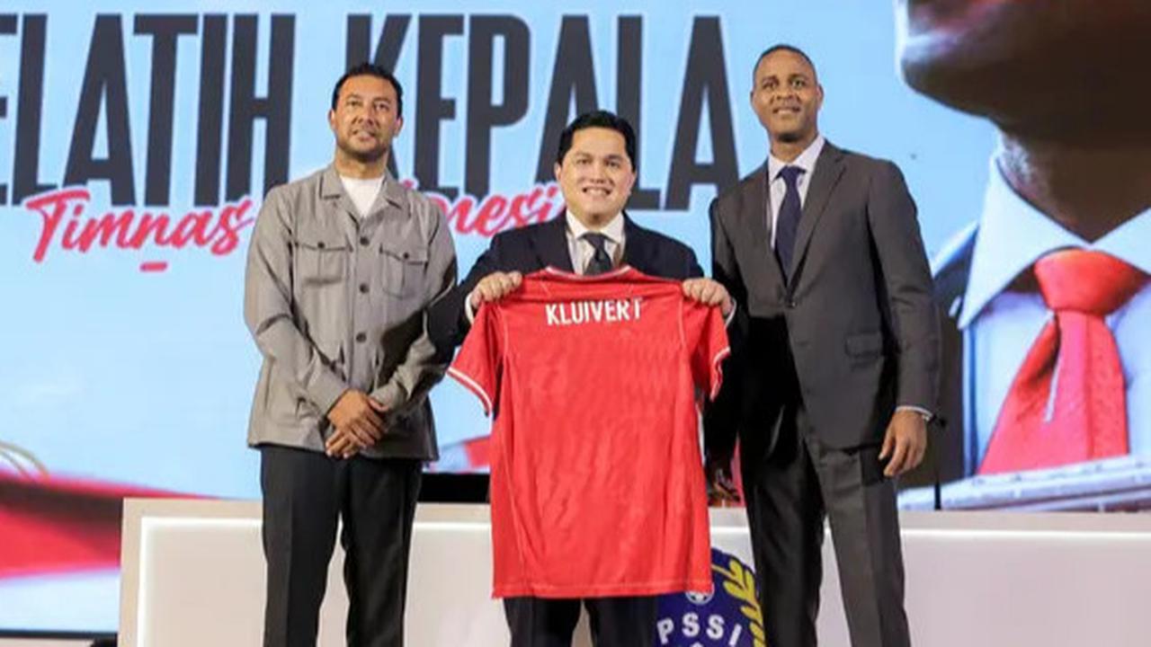 Senyum Semringah Erick Thohir Diapit Dua Legenda Timnas Belanda