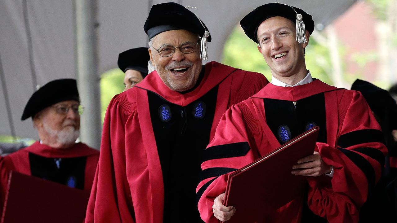 20170525-Mark Zuckerberg Mendapatkan Gelar Doktor Kehormatan dari Harvard-AP