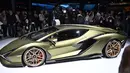 Supercar hybrid Lamborghini Sian dipamerkan perdana dalam IAA Auto Show di Frankfurt, Jerman, Selasa (10/9/2019). Hanya diproduksi terbatas 63 unit saja, Lamborghini Sian FKP 37 diklaim dapat menempuh kecepatan 100 Kpj hanya dalam waktu 2,8 detik. (Daniel ROLAND/AFP)