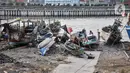 Aktivitas nelayan saat menyelesaikan perbaikan kapal di Perkampungan Nelayan Kalibaru, Cilincing, Jakarta Utara, Rabu (29/6/2022). Peringatan Hari Nelayan Internasional yang jatuh pada 29 Juni dibuat untuk menghargai dan mengintegrasikan upaya para nelayan dan ikan yang mereka tangkap merupakan sumber nutrisi utama bagi penduduk dunia. (merdeka.com/Iqbal S. Nugroho)