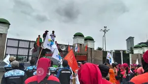 Tiga Anggota DPR Naik Mobil Komando, Siap Mundur Jika Tak Tepati Janji