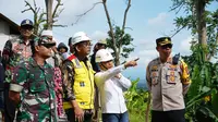 Bupati Lumajang Thoriqul Haq bersama BBPJN Jawa Timur – Bali,  memantau jalan Piketnol -59 yang amblas akibat digerus air hujan (Istimewa)