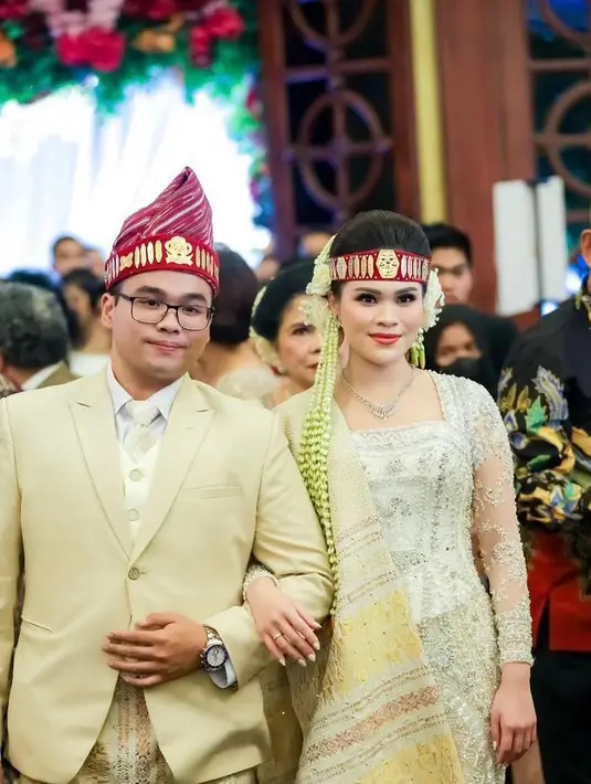 Penampilan Chen saat pesta adat Batak tidak beda jauh dengan pemberkatan. Kali ini, ia memadukan kebayanya dengan songket yang dijadikan ulos dari Merdi Sihombing.  [IG/fcgweddings]
