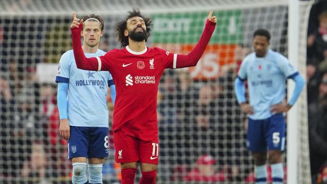 Foto: Gol Khas Mohamed Salah saat Liverpool Benamkan Brentford di Liga Inggris, Bobol Gawang Lawan dari Sudut Sempit
