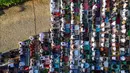 Foto udara menunjukkan umat Muslim saat melaksanakan salat Idul Fitri 1447 Hijriah di lingkungan Universitas Muhammadiyah, Banda Aceh pada Jumat 20 Maret 2026. (CHAIDEER MAHYUDDIN/AFP)