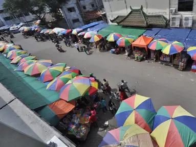 Sejumlah pedagang kaki lima (PKL) memadati kawasan Pasar Asemka, Jakarta, Jumat (6/2/2015). (Liputan6.com/Faizal Fanani)