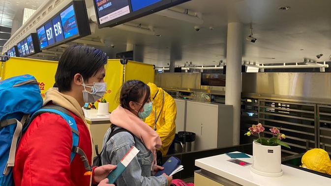 Proses check in di bandara Wuhan. (Source: KBRI Beijing)