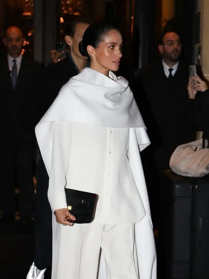 Debut Meghan Markle di Paris Fashion Week, Tampilan Polosan dengan All White dan Nyaris Tanpa Makeup