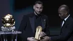 Kiper Timnas Italia yang kini bermain untuk Paris Saint-Germain, Gianluigi Donnarumma dinobatkan sebagai kiper terbaik tahun 2021 dan berhak dianugerahi Yashin Trophy dalam rangkaian penghargaan Ballon d'Or 2021 di Theatre du Chatelet, Paris, Senin (29/11/2021). (AP/Christophe Ena)