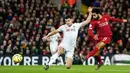 Pemain Sheffield United David McGoldrick (kiri) mencoba menghalau tendangan pemain Liverpool Mohamed Salah pada pertandingan lanjutan Liga Inggris di Anfield Stadium, Liverpool, Inggris, Kamis (2/1/2020). Liverpool menang 2-0. (AP Photo/Jon Super)