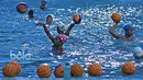 Pemanasan bersama bola dilakukan para atlet Polo Air Putri saat mengikuti seleksi Pelatnas Sea Games 2017 di Kolam Renang Simprug, Jakarta, Kamis (19/1/2017).  (Bola.com/Nicklas Hanoatubun)