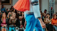 Ilustrasi model berjalan di catwalk. (dok. unsplash.com/brunels_world)