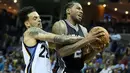 Forward San Antonio Spurs, Kawhi Leonard (2) dilanggar forward Memphis Grizzlies, Matt Barnes (22), pada laga play off NBA di FedEx Forum, Memphis, AS, Sabtu (23/4/2016) WIB. (Reuters/Nelson Chenault-USA TODAY Sports)