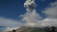 Gunung Sinabung di Kabupaten Karo, Sumatera Utara, kembali erupsi, pada Kamis (18/1/2018). (Foto: PVMBG/Liputan6.com/Reza Efendi)