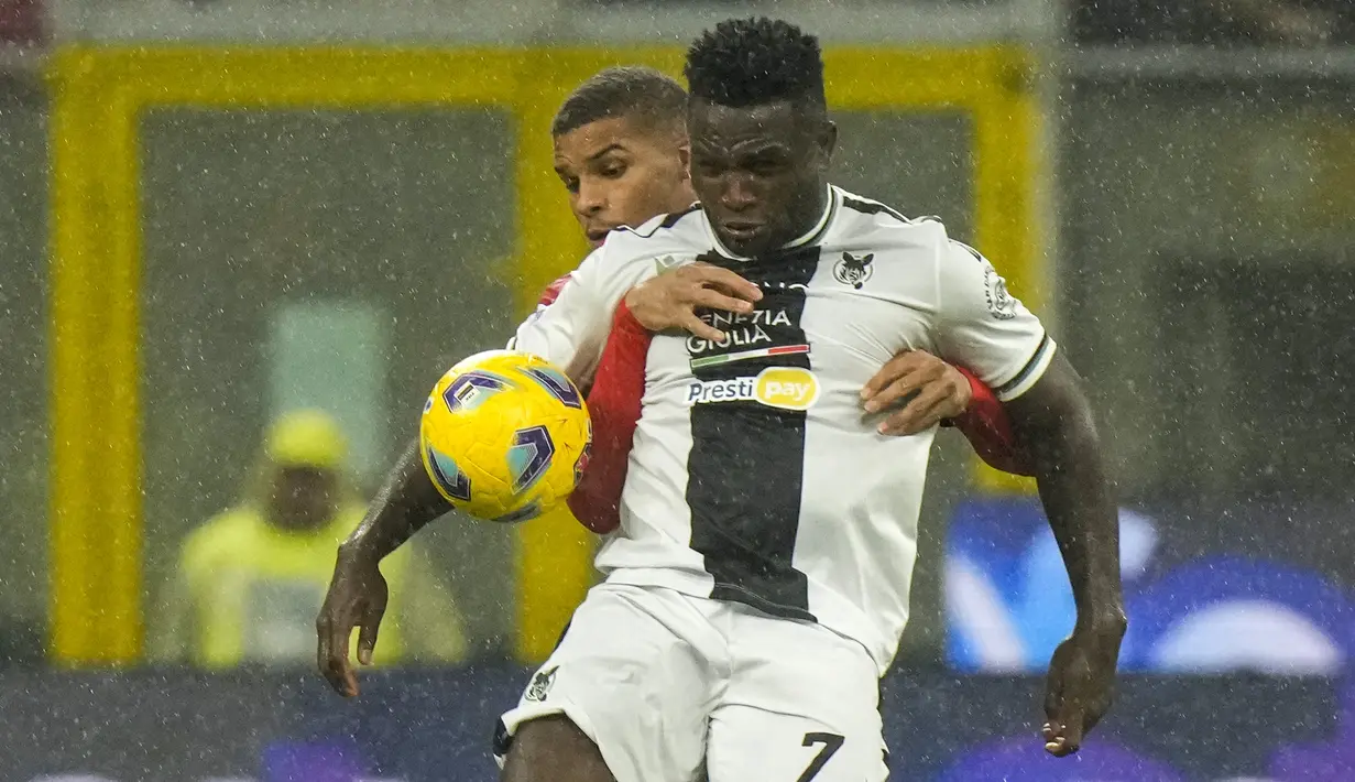 Penyerang Udinese Isaac berebut bola dengan bek AC Milan Malick Thiaw pada laga giornata ke-11 Serie A 2023/2024 di San Siro, Milan, Minggu (5/11/2023) dini hari WIB. (AP Photo/Luca Bruno)