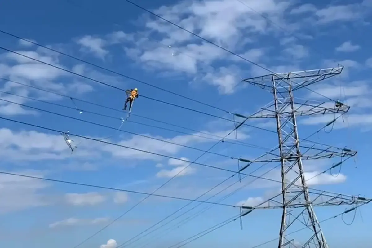 PLN mengimbau masyarakat yang berada di sekitar instalasi Saluran Udara Tegangan Tinggi untuk tidak bermain layang-layang. (Dok PLN)