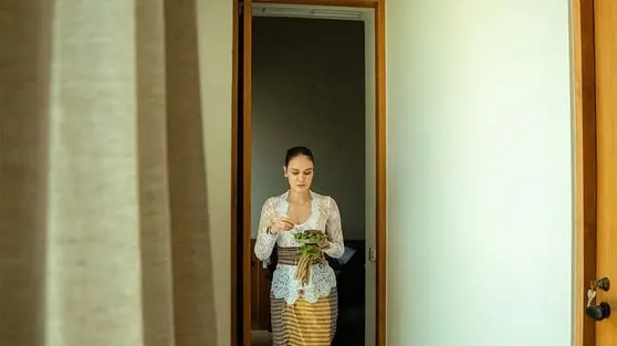 Potret Cantik Luna Maya Pakai Kebaya Kala Syukuran Rumah Baru di Bali