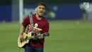 Salah satu suporter memainkan gitar akustik mengiringi nyanyian pendukung tim Macan Kemayoran usai menyaksikan laga Persija melawan Persipura di Stadion Patriot Candra Bhaga, Bekasi, Sabtu (8/7). (Liputan6.com/Helmi Fithriansyah)