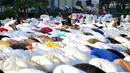 Ribuan umat muslim menunaikan ibadah salat Idul Fitri 1 Syawal 1436 H di Masjid Agung Al Azhar Jakarta, Jumat (17/7/2015). Salah satu warga terlihat khusyuk saat melaksanakan salat Id di halaman Masjid Agung Al Azhar. (Liputan6.com/Yoppy Renato)