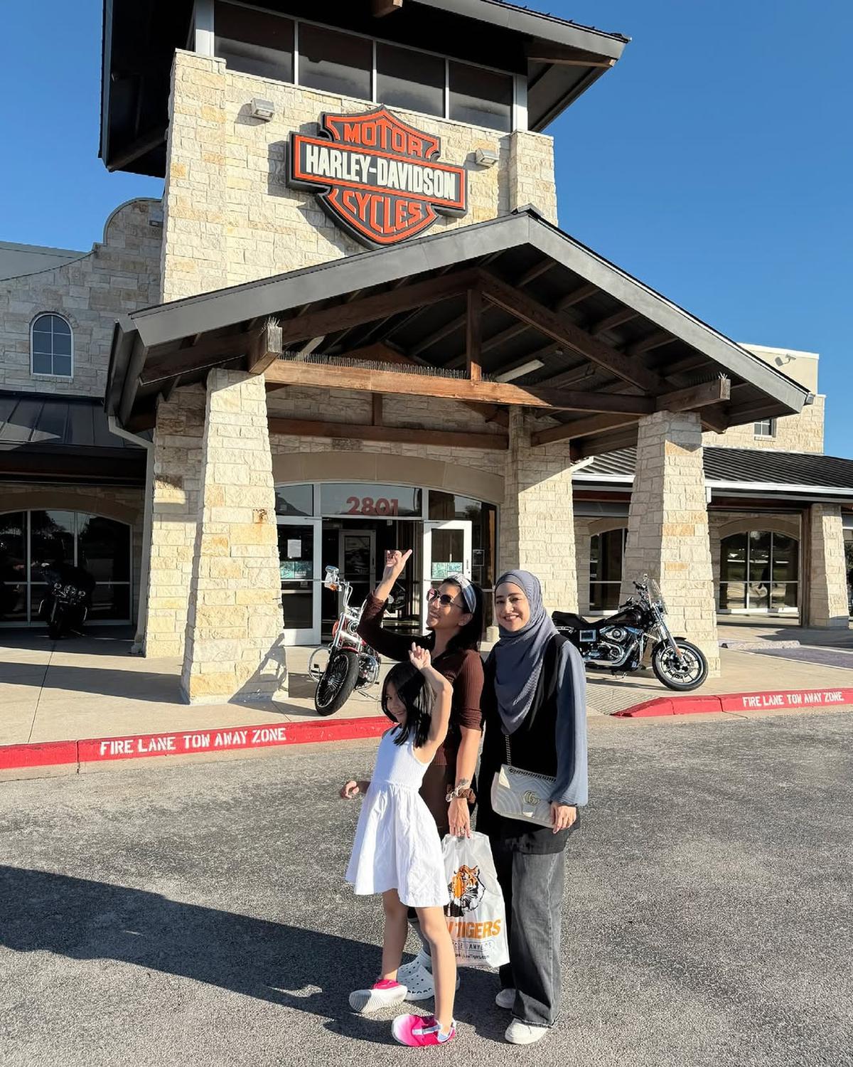 Potret Tengku Firmansyah Pakai Topi Cowboy saat Liburan di Texas Bersama Keluarga