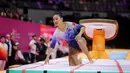 Ekspresi kecewa pesenam China, Deng Yalan setelah gagal melakukan lompatan pada nomor meja lompat saat final aparatus putri Kejuaraan Dunia Gimnastik 2025 di Indonesia Arena, Senayan, Jakarta, Jumat (24/10/2025). (Bola.com/Bagaskara Lazuardi)