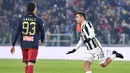 Striker Juventus, Paulo Dybala, melakukan selebrasi usai mencetak gol ke gawang Genoa pada laga Coppa Italia di Stadion Allianz, Turin, Kamis (21/12/2017). Juventus menang 2-0 atas Genoa. (AP/Alessandro di Marco)