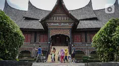 Pengunjung berjalan di depan rumah gadang di kawasan Taman Mini
Indonesia Indah, Jakarta, Minggu (12/10/2021). Pemprov DKI Jakarta memberi izin dua tempat wisata, yaitu TMII dan kawasan wisata Ancol, untuk menggelar uji coba pengoperasian pada masa PPKM level 3. (Liputan6.com/Faizal Fanani)