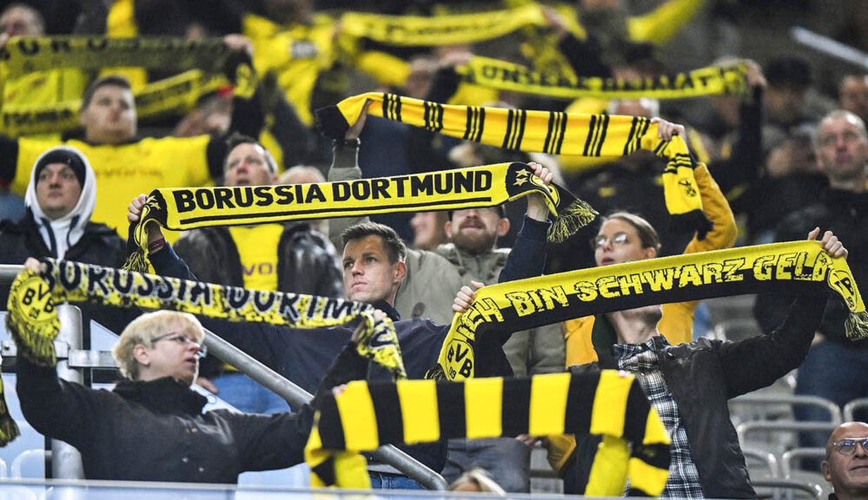 Suporter saat menyaksikan pertandingan antara SC Freiburg melawan Borussia Dortmund pada laga Bundesliga, Sabtu (3/10/2020). Sejumlah liga di Eropa telah mengijinkan fans menonton langsung pertandingan di stadion. (AP Photo/Martin Meissner)