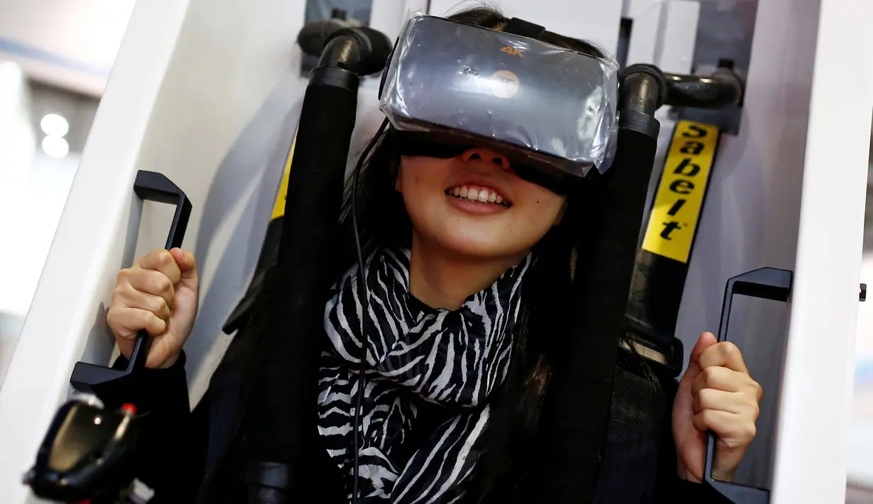 Seorang wanita duduk di VR Capsule mencoba simulator maya pada Konferensi Robot Dunia WRC 2016 di Beijing, Tiongkok (21/10). Rangkaian acara ini terdiri dari pameran, forum, dan kontes robot. (Reuters/Thomas Peter)