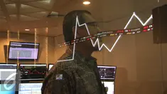 Pengunjung melintas di dekat monitor perkembangan saham di Bursa Efek Indonesia, Jakarta, Senin (4/1/2016). Mengawali pembukaan perdagangan bursa 2016, IHSG menguat tipis 0,24 persen atau 10,80 poin di angka 4.580,17. (Liputan6.com/Angga Yuniar)