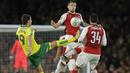 Pemain Arsenal, Mathieu Debuchy (tengah) mengadang sepakan pemain Norwich City, Nelson Oliveira (kiri) pada laga Piala Liga Inggris di Emirates Stadium, London, (24/10/2017). Arsenal menang 2-1. (AP/Alastair Grant)
