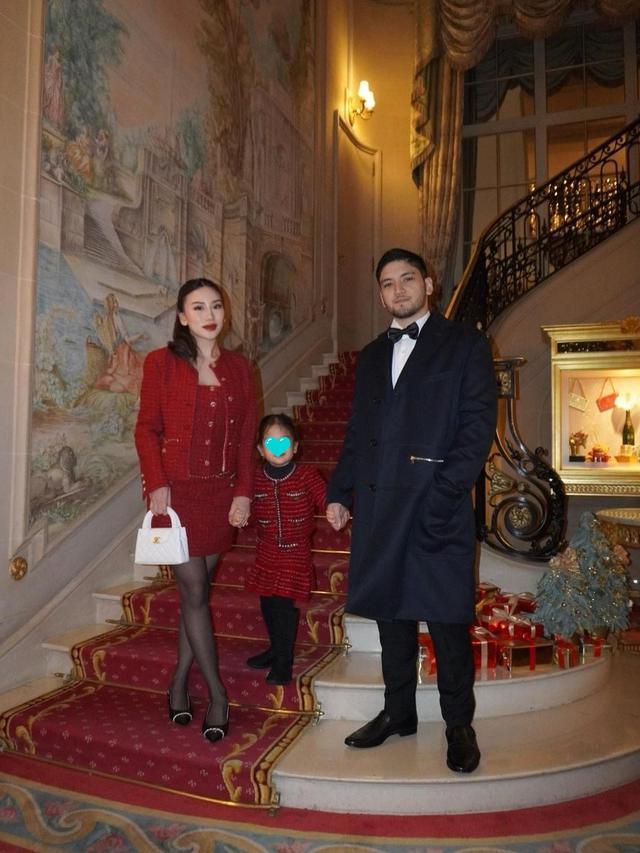 6 Potret Keluarga Kecil Aditya Trihatmanto dan Kezia Toemion, Cucu Penerus Cendana