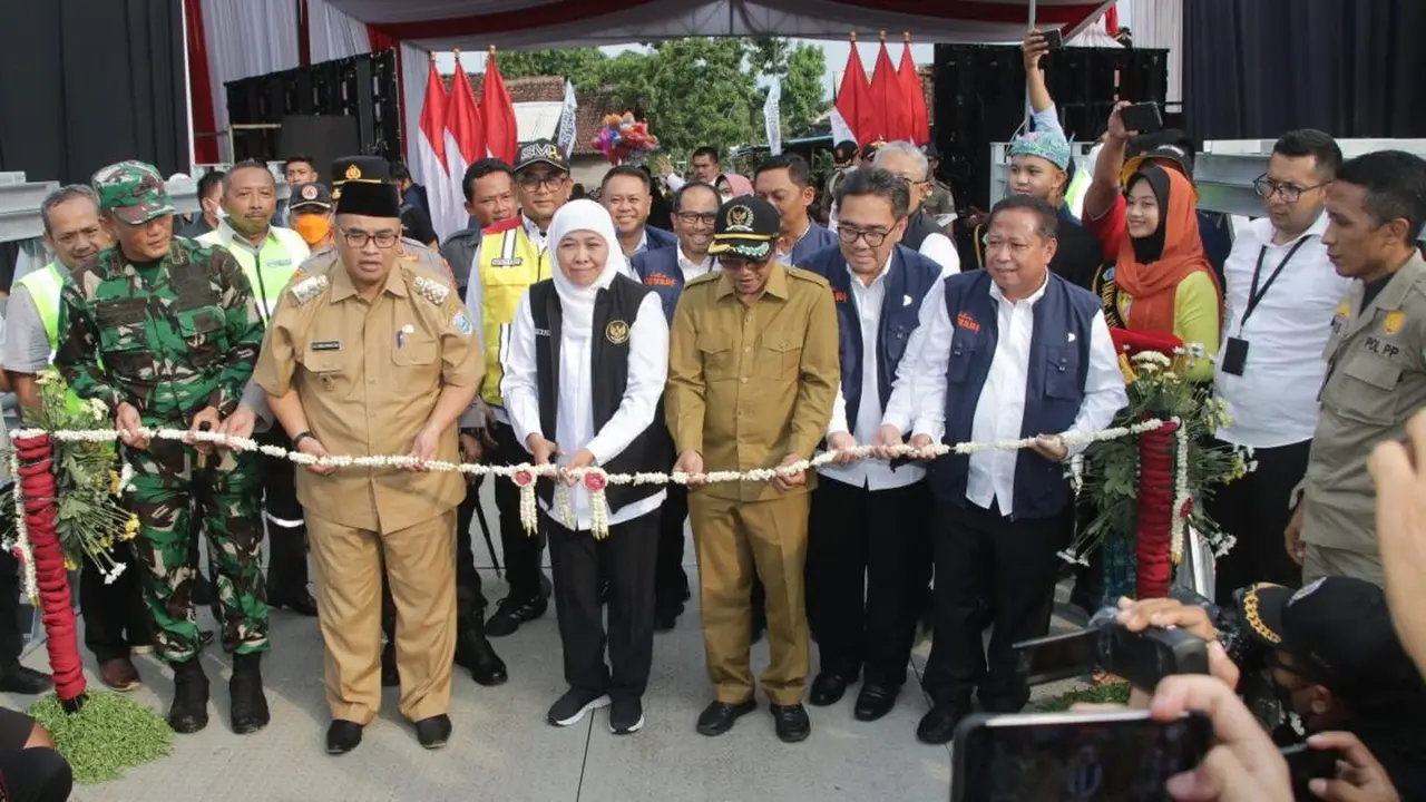 Gubernur Jawa Timur Khofifah Indar Parawansa meresmikan jembatan bailey  Kragenan Probolinggo. (Istimewa)