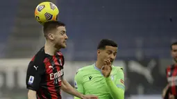 Gelandang AC Milan, Alexis Saelemaekers berebut bola dengan gelandang Lazio, Luiz Felipe pada pertandingan lanjutan Liga Serie A Italia di stadion San Siro, Italia, Kamis (24/12/2020). Dengan hasil ini, Milan  tetap kokoh di puncak klasemen dengan 34 poin dari 14 pertandingan. (AP Photo/Luca Bruno)