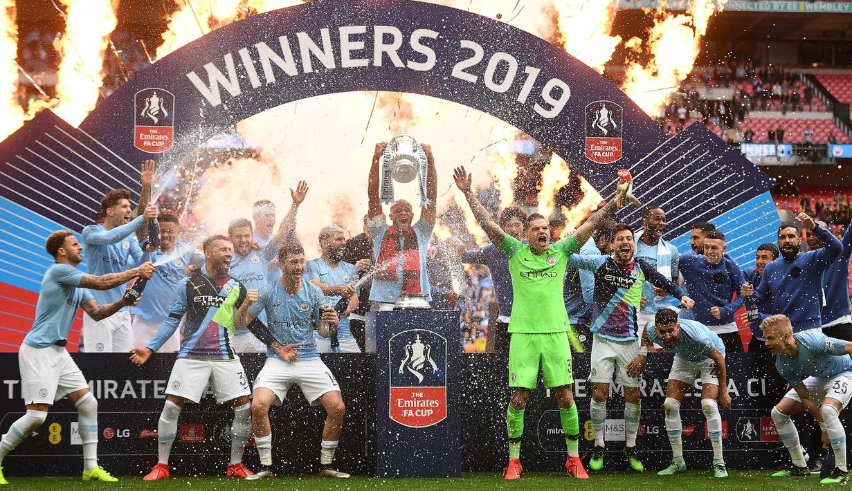 Selebrasi pemain Manchester City setelah berhasil mengalahkan Watford dan keluar sebagai juara Piala FA 2019 yang berlangsung di Wembley Stadium, London, Sabtu (18/5/2019). Manchester City berada diposisi delapan klub dengan raiah Piala FA terbanyak dengan mengoleksi 6 trofi Piala FA pada musim 1903/1904, 1933/1934, 1955/1956, 1968/1969, 2010/2011, 2018/2019. (AFP/Daniel Leal)
