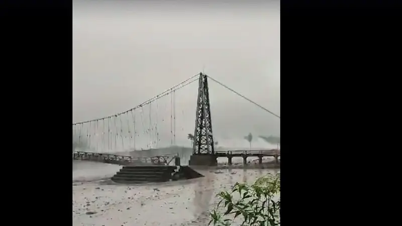 Jembatan gantung Kali Regoyo Lumajang putus diterjang banjir lahar dingin Semeru. (Istimewa)