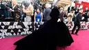 Aktor Billy Porter menghadiri perhelatan Piala Oscar 2019 di Dolby Theatre, Los Angeles, Minggu (24/2). Bukan setelan jas atau sejenisnya, Billy Porter justru mengenakan gaun hitam menyapu lantai di karpet merah Oscar. (Kevork Djansezian/Getty Images/AFP)