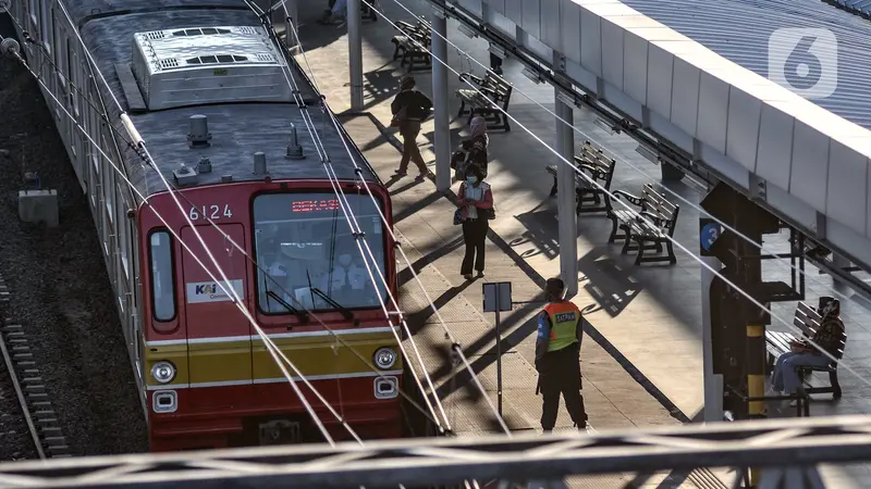 FOTO: PPKM Level 4, Jumlah Penumpang KRL Naik 25 Persen