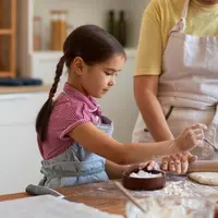 Mengajarkan anak memasak (Foto: Freepik.com)