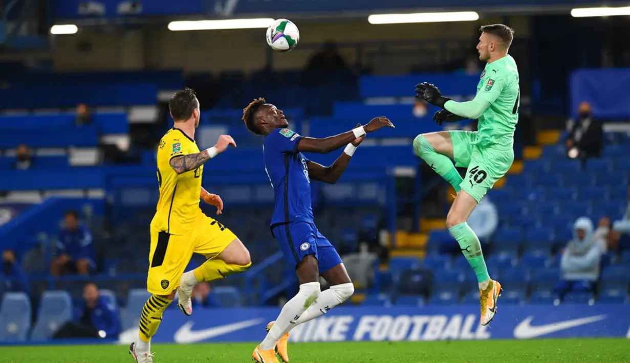 Pemain Chelsea Tammy Abraham (tengah) berebut bola dengan pemain Barnsley pada pertandingan Piala Liga Inggris di Stamford Bridge, London, Inggris, Rabu (23/9/2020). Chelsea menaklukkan Barnsley 6-0. (AP Photo/Neil Hall)