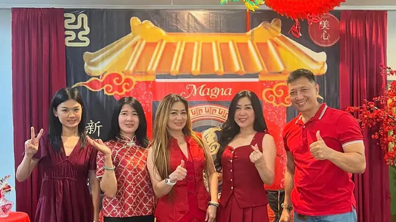 6 Potret Julie Tan Ibunda Larissa Chou Rayakan Imlek, Awet MudaGendongCucu