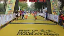 Peserta mencapai garis finish pada acara BNI-UI Half Marathon 2019 di Kampus Universitas Indonesia, Depok, Jawa Barat, Minggu (7/7/2019). BNI UI Half Marathon 2019 diikuti 4800 peserta dengan kategori 5K, 10K, dan 21K (half marathon). (Liputan6.com/Herman Zakharia)