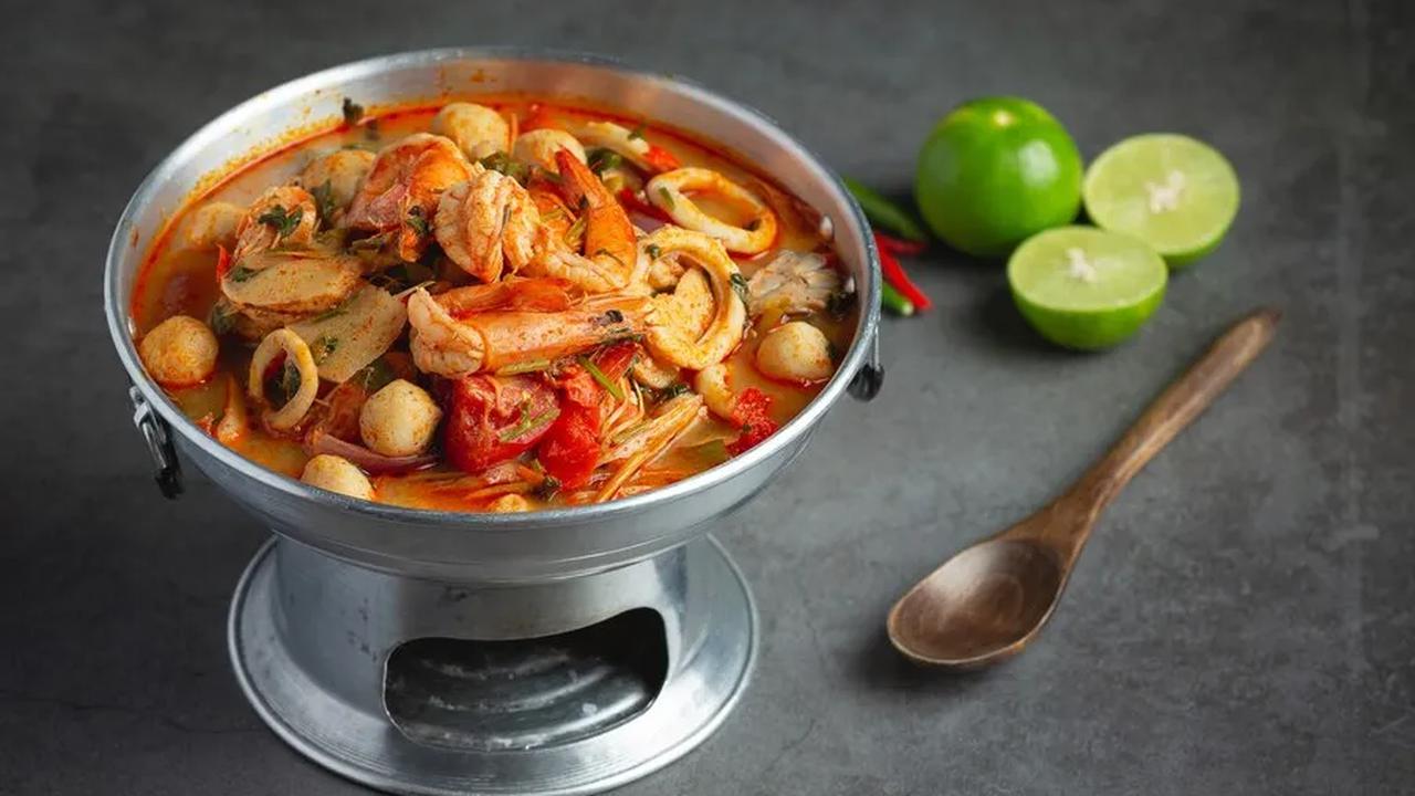 1. Tom Yum Seafood dari Thailand