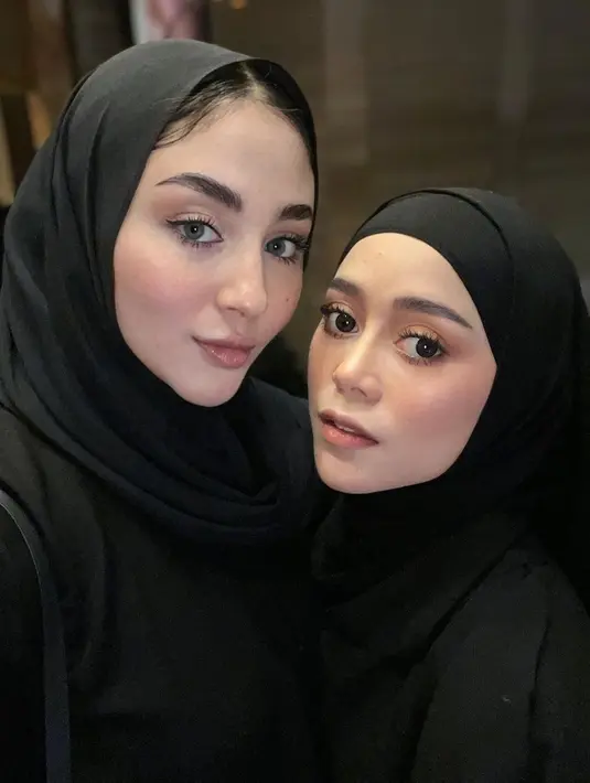 Margin W yang juga beberapa bulan belakagan ini memutuskan berhijab juga hadir dalam acara bukber dan arisan Mamayu. [Foto: Instagram/marginw/@askar_photography]