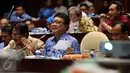 Mendagri Tjahjo Kumolo (tengah) bersama Menteri ATR/Kepala BPN Sofyan Djalil dan Mensesneg Pratikno (kiri) mengikuti rapat kerja Komisi II DPR dengan kementerian dan lembaga, di Kompleks Parlemen, Jakarta, Senin (3/10). (Liputan6.com/Johan Tallo)