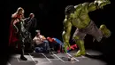 Hulk dan kawan-kawan sedang asyik bermain taplak. (boredpanda.com)