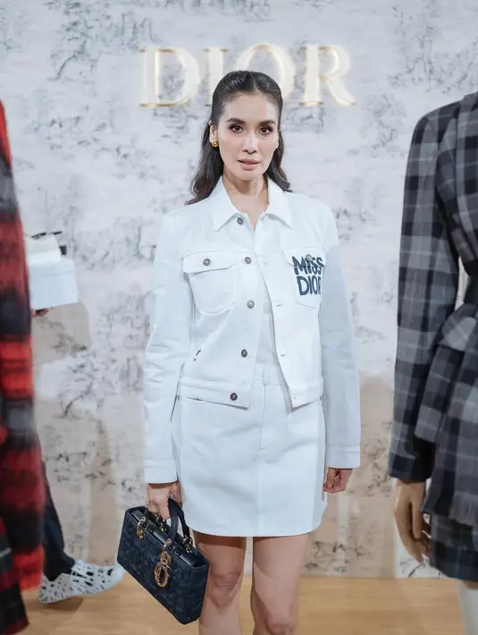 Marsha Timothy justru tampil lebih kalem dengan setelan rok dan jaket Miss Dior berwarna putih [@marshatimothy]