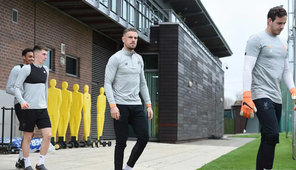 Para pemain Liverpool bersiap mengikuti sesi pelatihan di kompleks pelatihan Melwood tim di Liverpool, Inggris barat laut, (23/4). Liverpool akan bertanding melawan wakil Italia, AS Roma di stadion Anfield. (AFP Photo/Paul Ellis)